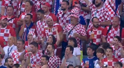 Болельщики сборной Хорватии на стадионе "Фишт". Сочи, 7 июля 2018 года. Скриншот с онлайн-трансляции