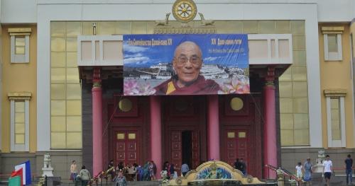 Портрет Далай -ламы на Центральном хуруле Калмыкии, 6 июля 2018 г. Фото: Бадма Бюрчиев для "Кавказского узла".