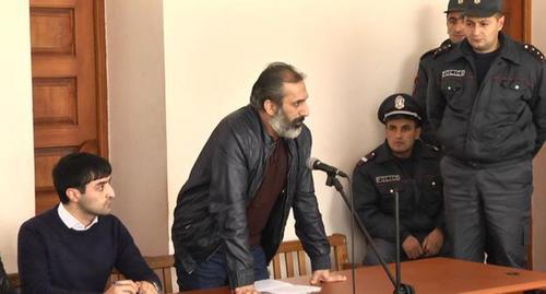 Арарат Хандоян (в центре) в зале суда. Фото: RFE/RL