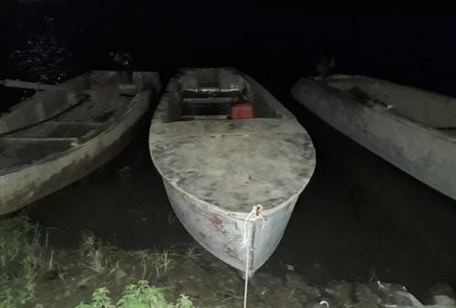 Лодки на берегу реки. Фото: пресс-служба Следственного управления СК РФ по Астраханской области