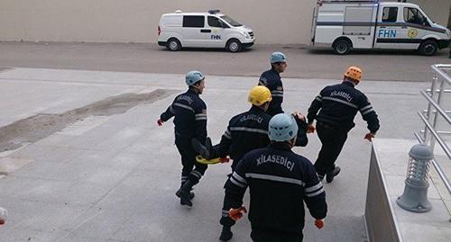 Азербайджанские спасатели эвакуируют раненого человека.  Фото предоставлено пресс-службой МЧС Азербайджана.