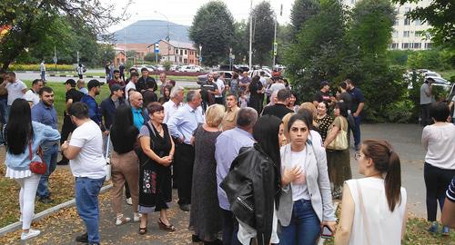 Группа поддержки обвиняемых по делу об избиении офицеров перед зданием суда во Владикавказе. Фото Алан Цхарбаев для "Кавказского узла".
