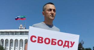 Активист в центре Махачкалы потребовал освободить Сергея Удальцова 