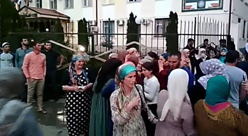 Люди у здания суда. Фото: кадр видео, поступившего "Кавказскому узлу".