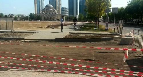 Оцепление на площади перед мечетью в Грозном. Фото корреспондента  "Кавказского узла"