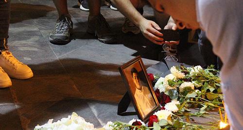 Участники акции возложили цветы возле портрета убитого школьника. Тбилиси, 17 сентября 2018 г. Фото Инны Кукуджановой для "Кавказского узла"