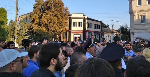 Активисты и жители Сунженского района Ингушетии пришли к зданию районной администрации. 24 сентября 2018 года. Фото: Умар Йовлой для "Кавказского узла"