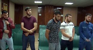 Участники свадебного кортежа продолжили практику публичных извинений в Чечне