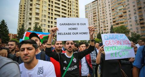 Участник митинга держит в руках лозунг «Карабах наш дом, освободите наш дом!». 29 сентября 2018 года. Фото Азиза Каримова для "Кавказского узла"