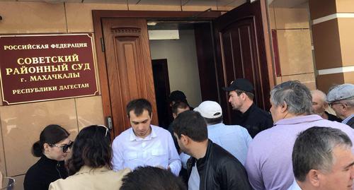 Группа поддержки Мусаева у здания суда. Фото Патимат Махмудовой для "кавказского узла"