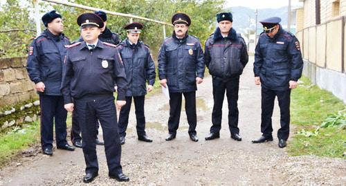 Сотрудники полиции в селении Исламей Баксанского района КБР. Фото https://07.мвд.рф/news/item/8851462
