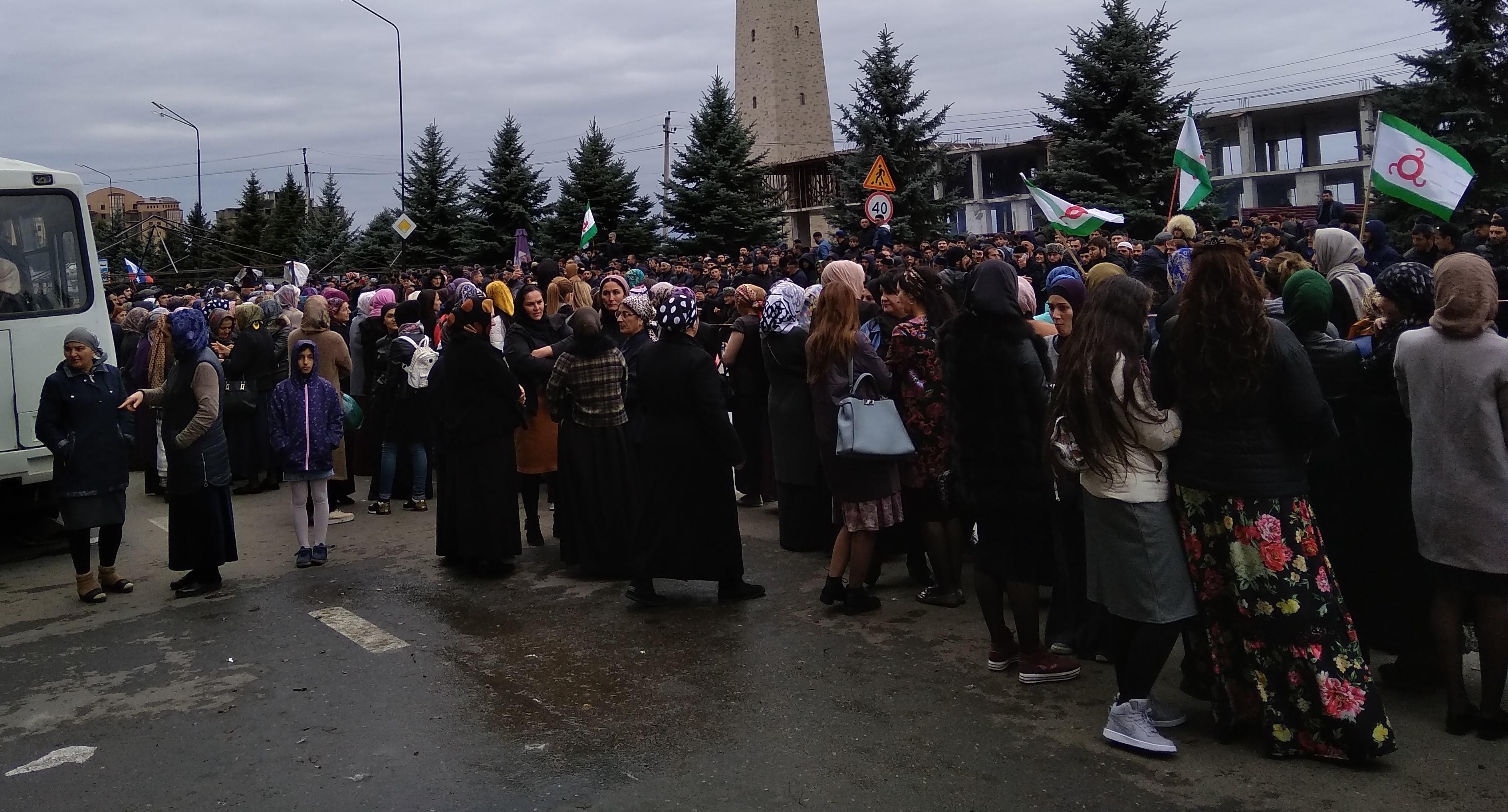 Женщины, пришедшие поддержать протестующих. Фото Умара Йовлоя для "Кавкасзкого узла"