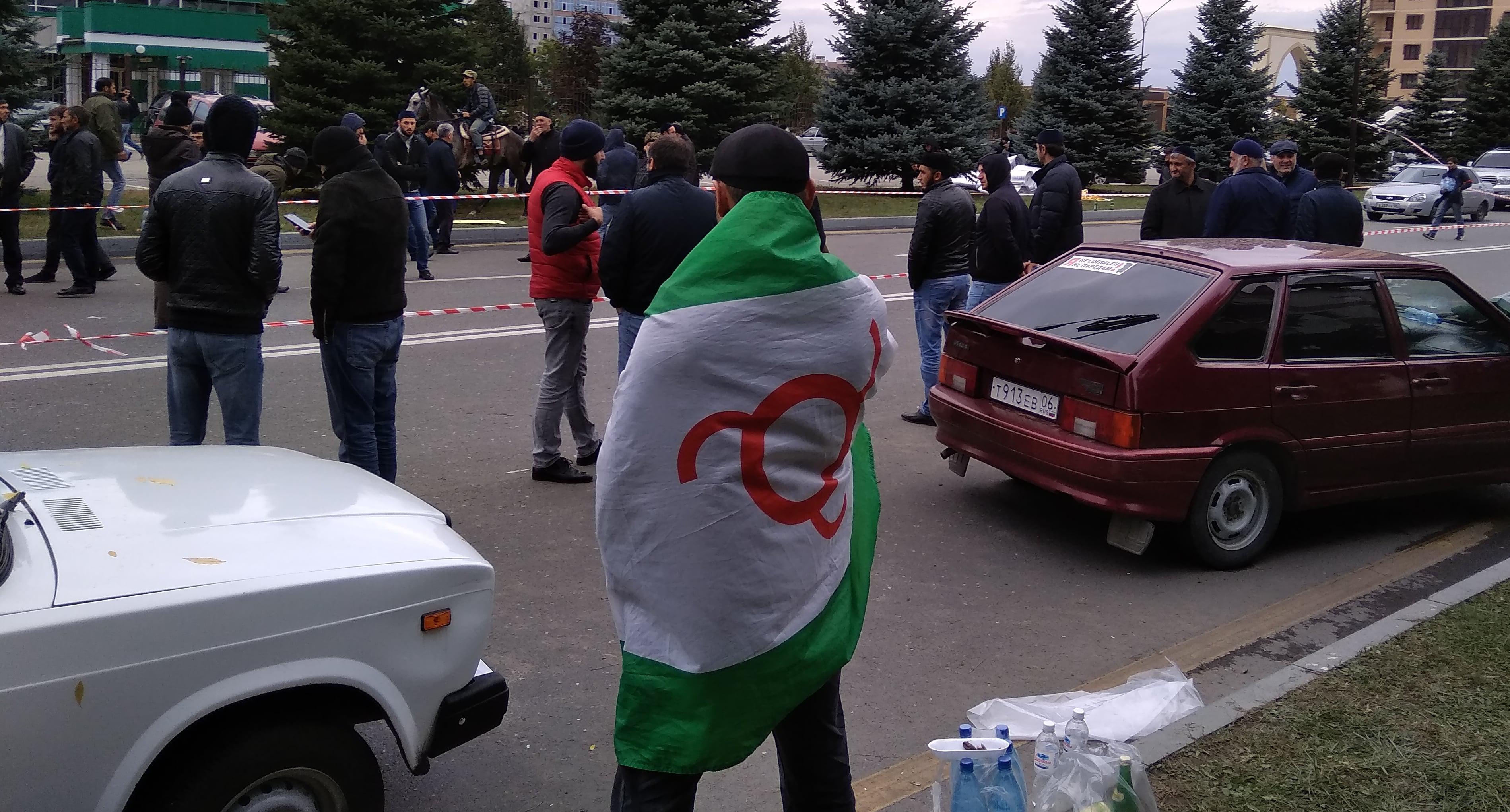 Участник акции протеста. Фото Умара Йовлоя для "Кавказского узла".