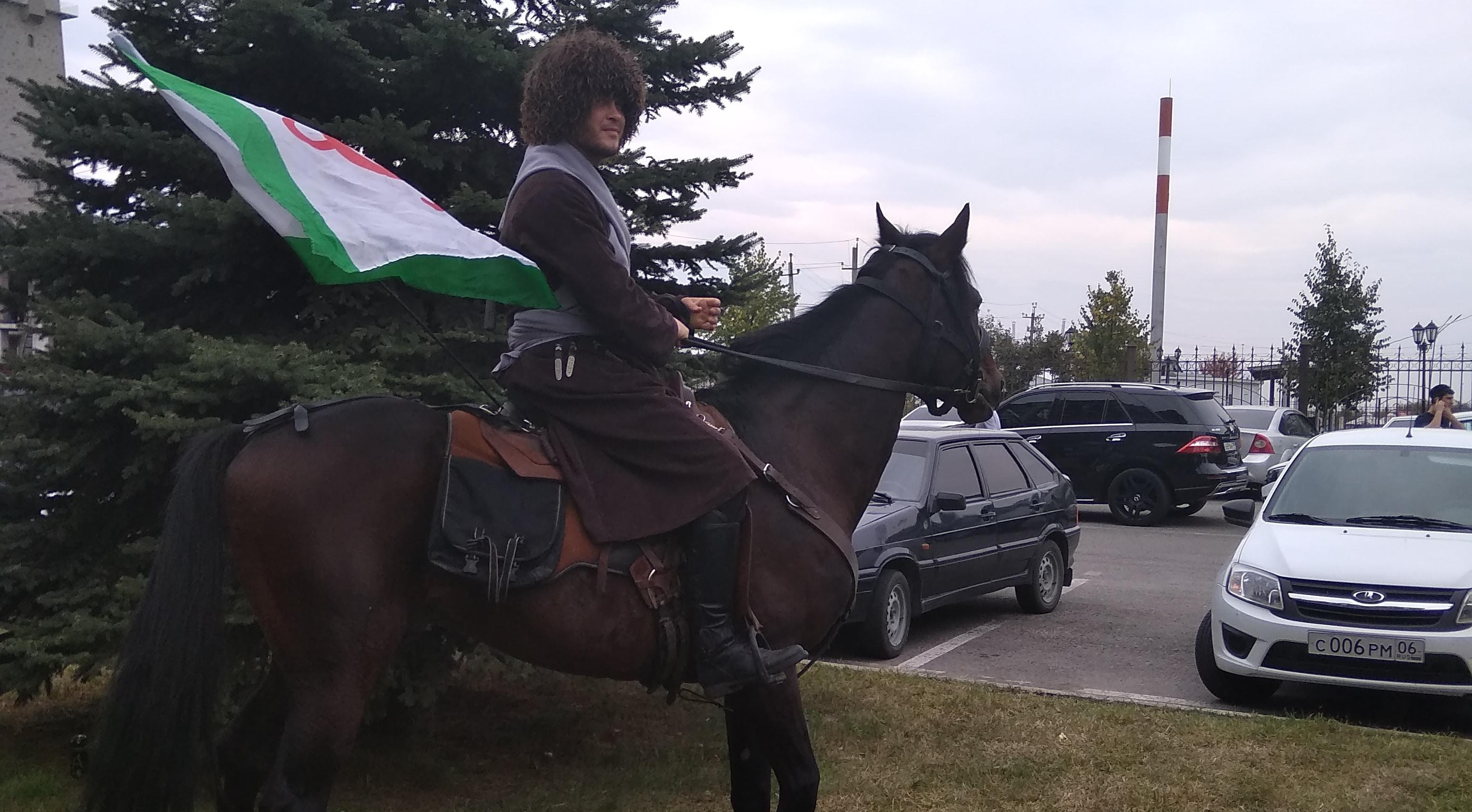 Некоторых участники акции протеста приехали на площадь на лошадях. Фото Умара Йовлоя для "Кавказского узла". Некоторых участники акции протеста приехали на площадь на лошадях. Фото Умара Йовлоя для "Кавказского узла".