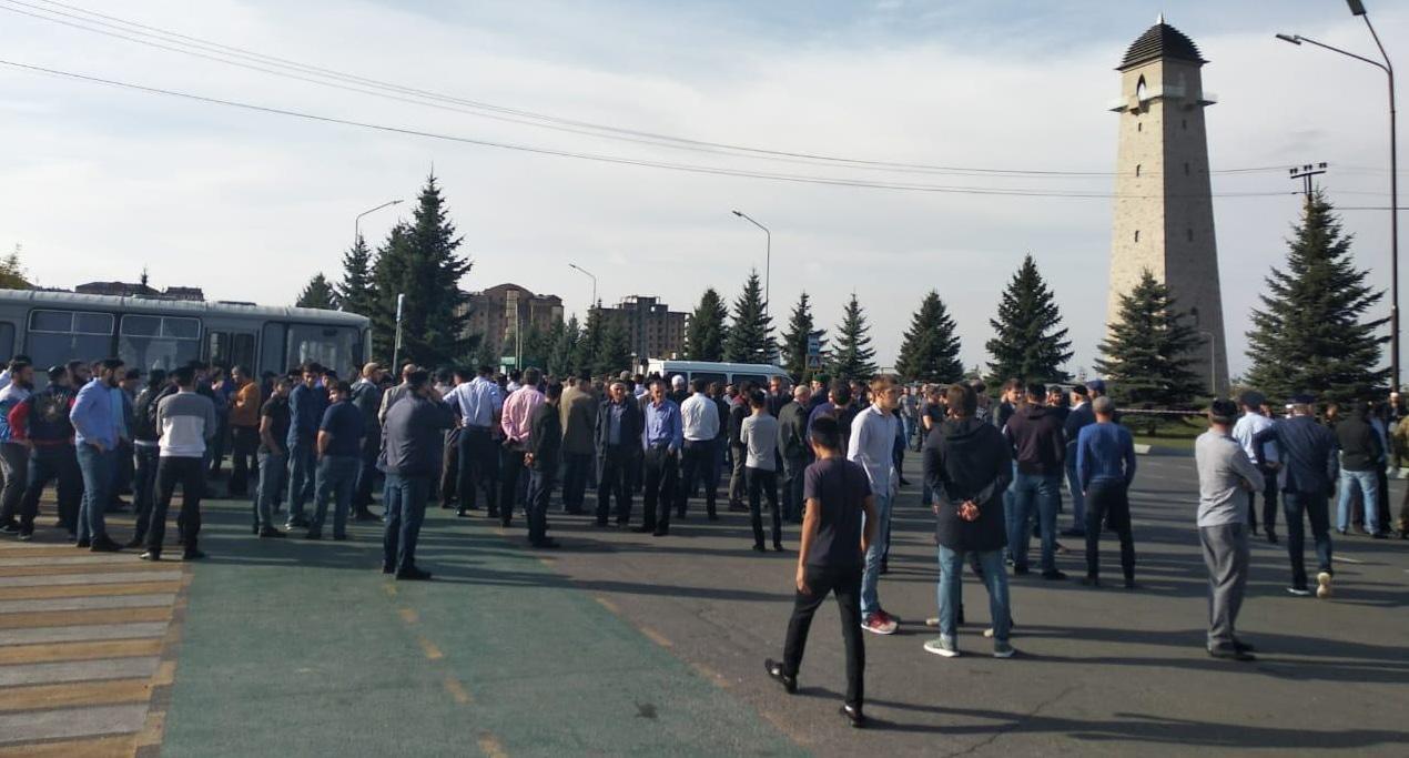 Участники акции протеста. Фото Умара Йовлоя для "Кавказского узла". Участники акции протеста. Фото Умара Йовлоя для "Кавказского узла".