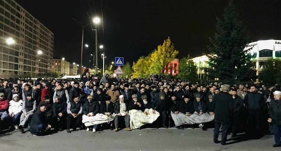 Участники акции протеста. Фото Умара Йовлоя для "Кавказского узла".