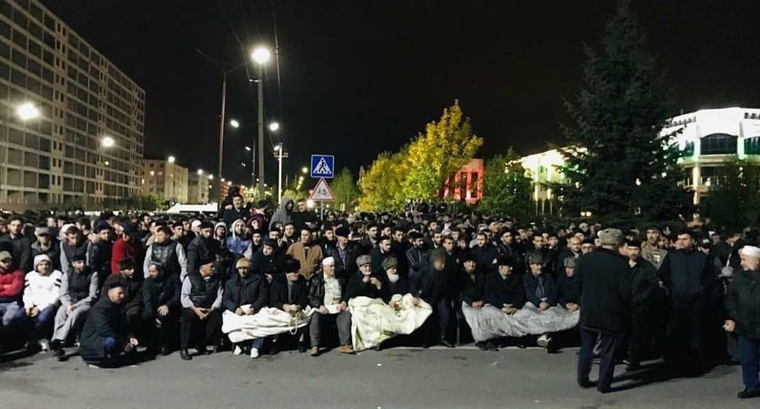 Участники акции протеста. Фото Умара Йовлоя для "Кавказского узла". Участники акции протеста. Фото Умара Йовлоя для "Кавказского узла".