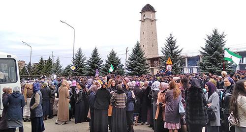 Участники митинга, собравшиеся на центральной площади в Магасе. 5 октября 2018 г. Фото: Умар Йовлой для "Кавказского узла"