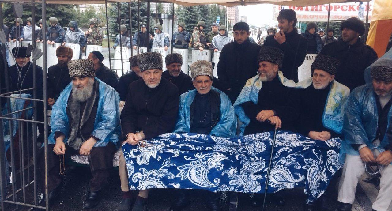 Шатер, где могут отдохнуть старики и женщины. Магас, 5 октября 2018 г. Фото: Умар Йовлой для "Кавказского узла"