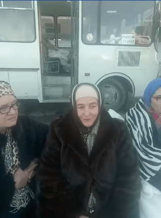Женщины, переночевавшие на площади. Скриншот видео Азы Халухаевой. https://www.facebook.com/100008257152021/videos/2219029511715599/
