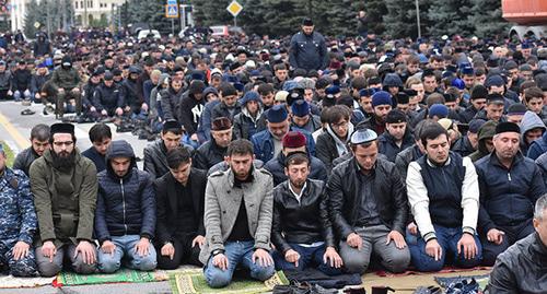 Участники митинга во время молитвы. Магас, октябрь 2018 г. Фото предоставлено Якубом Гогиевым для "Кавказского узла"