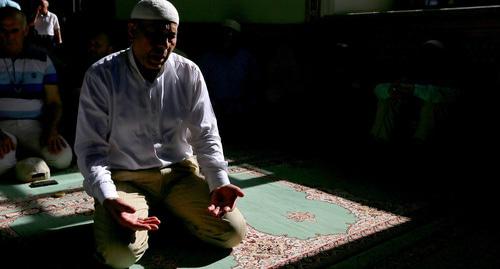 Верующий во время молитвы. Фото Азиза Каримова для "Кавказского узла"