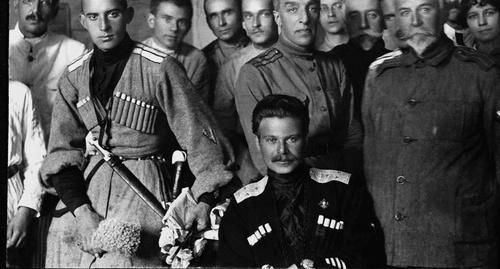 Генерал Шкуро среди сотрудников Донского отдела пропаганды в 1919 году. Автор фото неизвестен - https://commons.wikimedia.org/wiki/File:Andrei_Shkuro_in_1919.jpg?uselang=fr