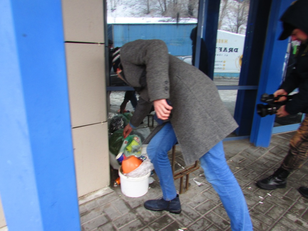 Флешмоб у дверей регоператора по вывозу мусора в Волгограде. 19 января 2019 года. Фото Вячеслава Ященко для "Кавказского узла"