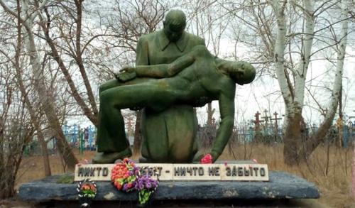 Памятник в Бахтемире. Фото Алены Садовской для "Кавказского узла".