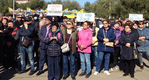 Участники митинга в Элисте с плакатами против бывшего главы республики. Фото: Алены Садовской для "Кавказского узла".