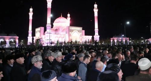 Люди во время мероприятий, посвященных дню рождения пророка Мухаммада в Шали. Фото: пресс-служба главы и правительства Чеченской Республики. http://chechnya.gov.ru/