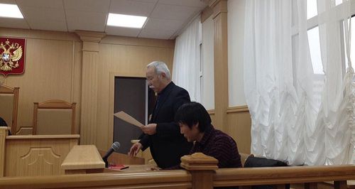 Эрдни Манцаев и его защитник в суде. Фото Алены Садовской для "Кавказского узла".