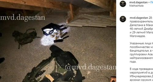Оружие, обнаруженное во время обыска.  Стоп-кадр страницы Instagram "mvd.dagestan"
https://www.instagram.com/p/B5iyfTFKcox/