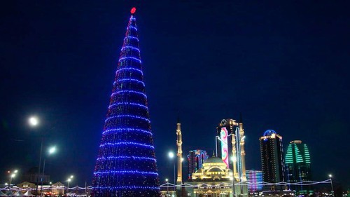 Новогодняя елка в Грозном. Фото пресс-службы администрации города, http://grozmer.ru