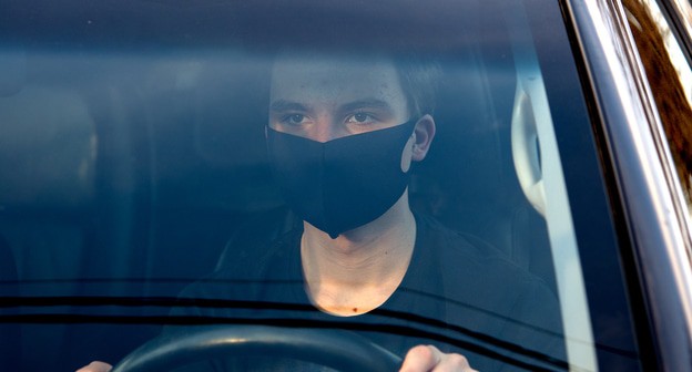 Мужчина в защитной маске. Фото Нины Туманоыой для "Кавказского узла"