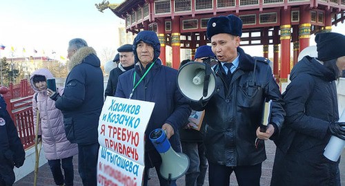 Участники акции протеста в Элисте. Фото Бадмы Бюрчиева для "Кавказского узла"