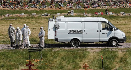 Сотрудники похоронной службы на кладбище. Фото: REUTERS/Anton Vaganov