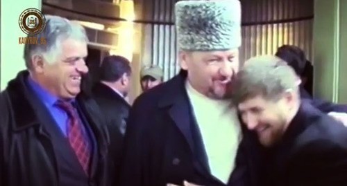 Ахмат Кадыров (в центре) и Рамзан Кадыров. Скриншот www.grozny-inform.ru
Информационное агентство "Грозный-информ"