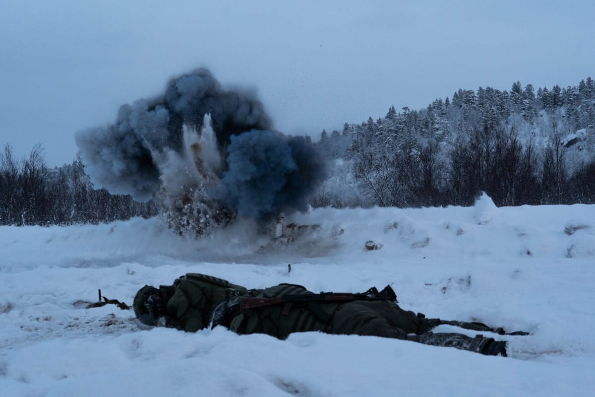 Военные инженеры укрываются от взрыва. Фото: сайт Минобороны РФ
