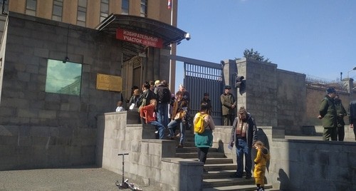 Люди около избирательного участка в Ереване. 17 марта 2024 года. Фото Армине Мартиросян для "Кавказского узла".