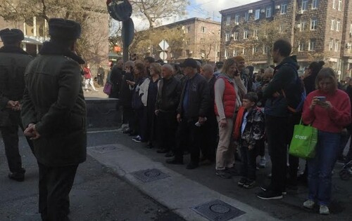 Люди собрались у посольства России, где расположен избирательный участок. Ереван, 17 марта 2024 года. Фото Армине Мартиросян для "Кавказского узла".