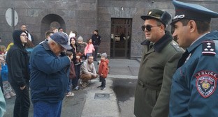 Силовики и очередь перед посольством в Ереване, фото корреспондента "Кавказского узла". 