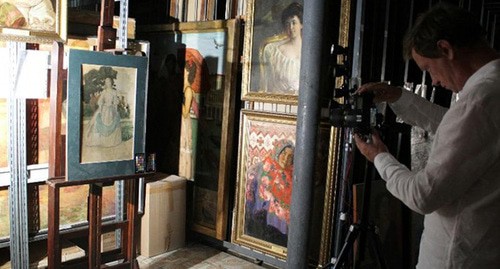 Реставратор за работой в Таганрогском художественном музее. Фото: Фото https://vk.com/rusmuseum