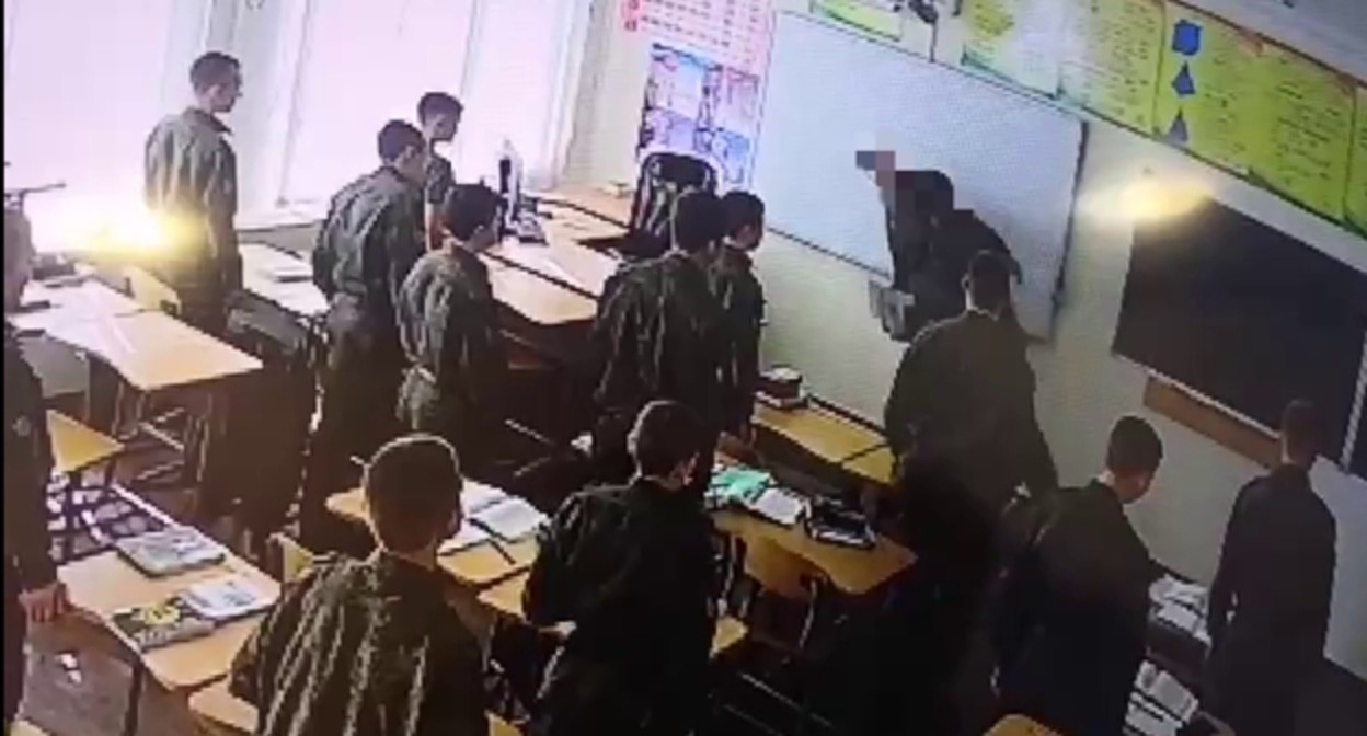 Стоп-кадр видео с камеры наблюдения в классе, kubantv.ru