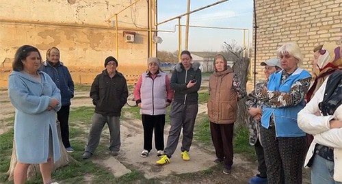 Жители села Мумра записывают видеообращение к губернатору Астраханской области. Кадр из видео https://vk.com/id368809974