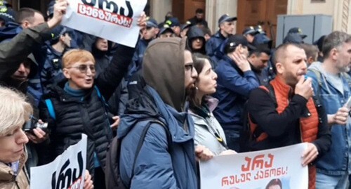 Активисты возле парламента Грузии. Тбилиси, 8 апреля 2024 года. Скриншот видео https://www.kavkaz-uzel.eu/articles/398849