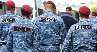 Полиция Армении, стоп-кадр видео канала HAYELI AM https://www.youtube.com/watch?v=eKW_v8BwXP0