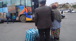 Беженцы перед посадкой в автобус. Фото: Армине Мартиросян для "Кавказского узла".