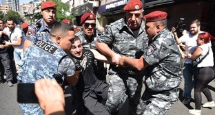 Задержания в Ереване, стоп-кадр видео https://www.youtube.com/watch?v=8ga7kgT9nkE
