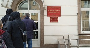 У здания суда. 25 апреля 2024 г. Фото корреспондента "Кавказского узла"